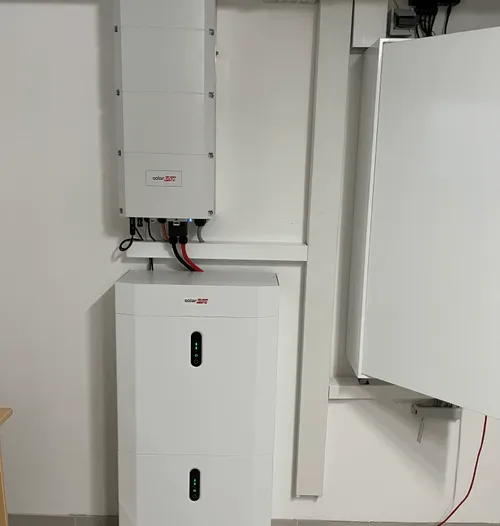 Weißer SolarEdge-Batteriespeicher und Wechselrichter.