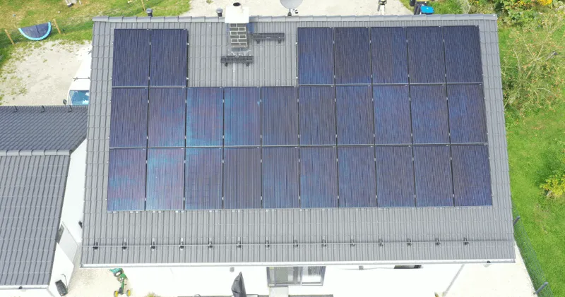 Flachdach mit montierten Solarmodulen, Vogelperspektive.