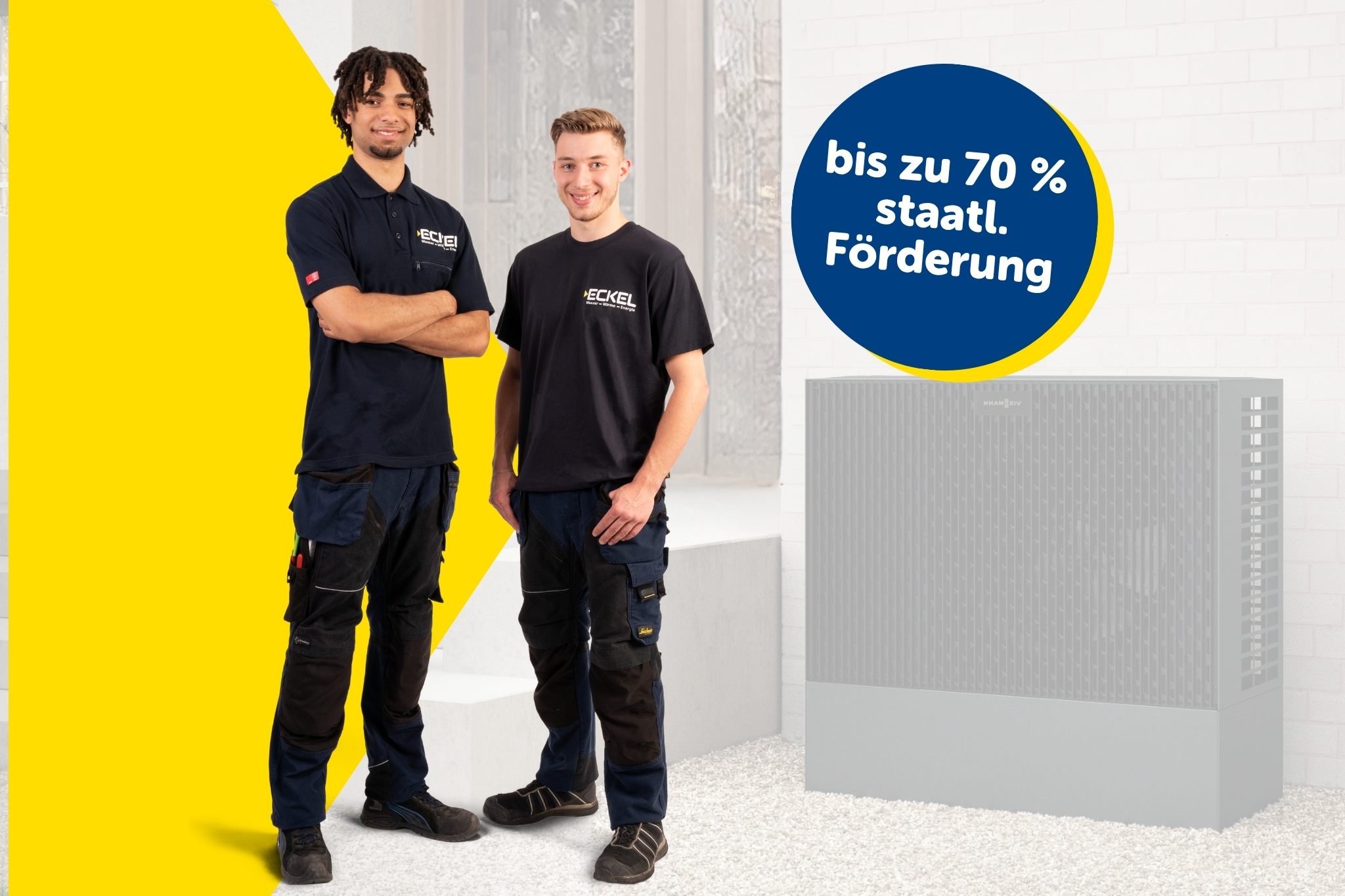 Zwei Eckel Mitarbeiter mit moderner Viessmann Wärmepumpe