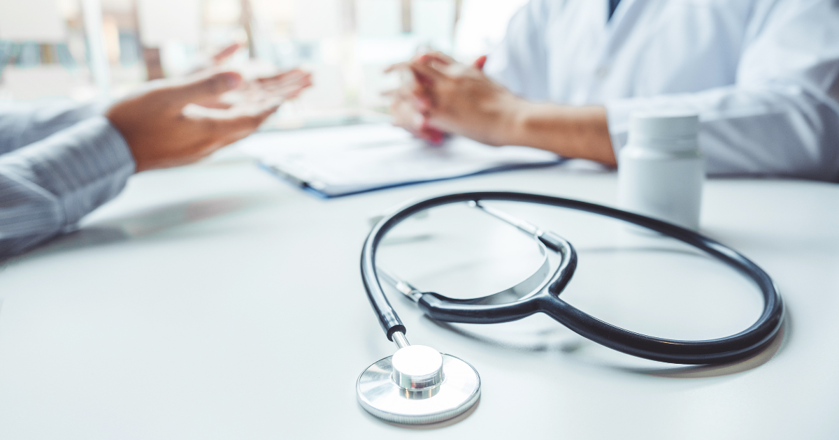 Médecin consultant le nouveau code de déontologie médicale 2026 sur une tablette au cabinet
