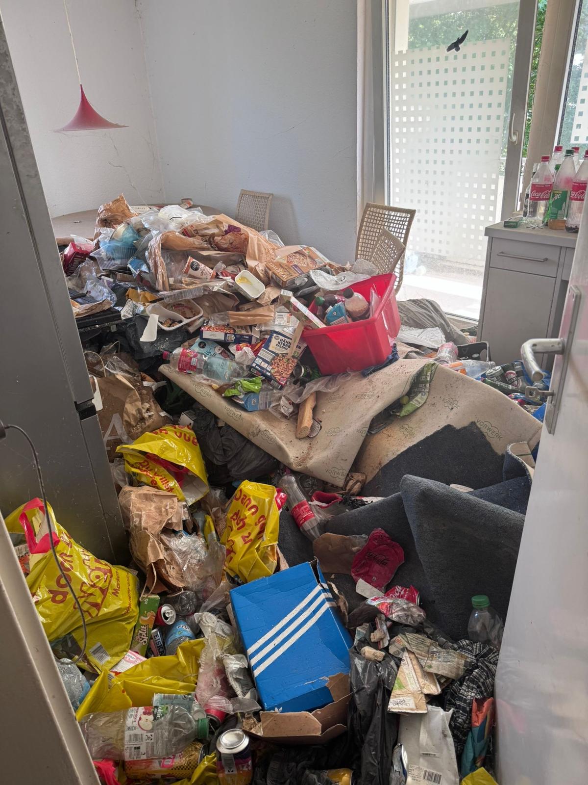 Vorher: unaufgeräumte Messie-Küche vor professioneller Reinigung und Entrümpelung Nachher: saubere, leere Küche nach professioneller Messie Hilfe und Entrümpelung in Niedersachsen