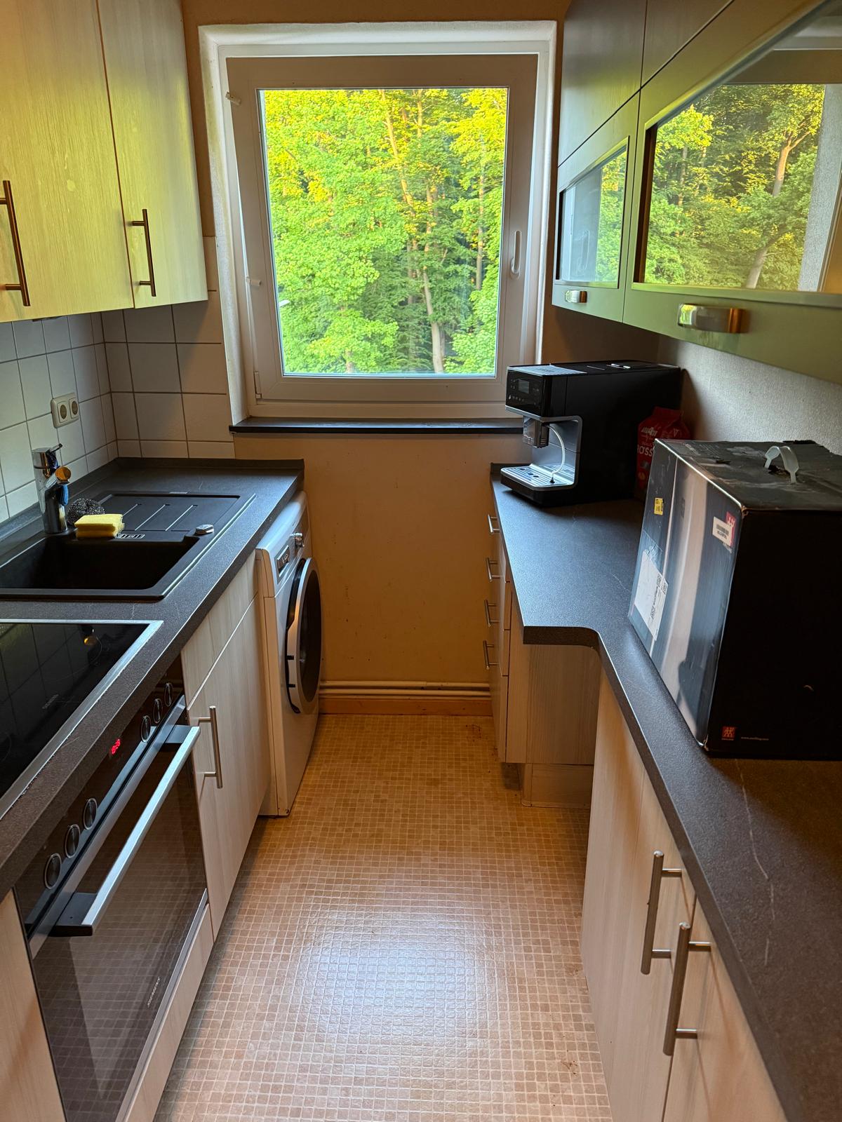 Nachher: aufgeräumtes und hygienisch gereinigtes Wohnzimmer nach diskreter Messie Hilfe und kompletter Entrümpelung in Hannover