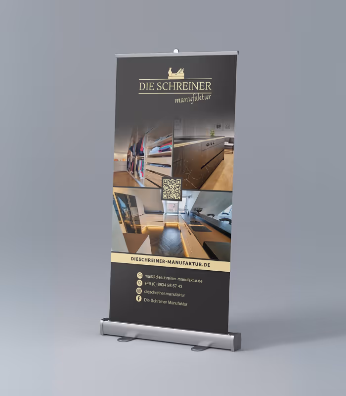 Roll-up-Banner der Schreinerei Manufaktur mit Bildern von maßgefertigten Holzregalen und Küchen, Kontaktinformationen und QR-Code.