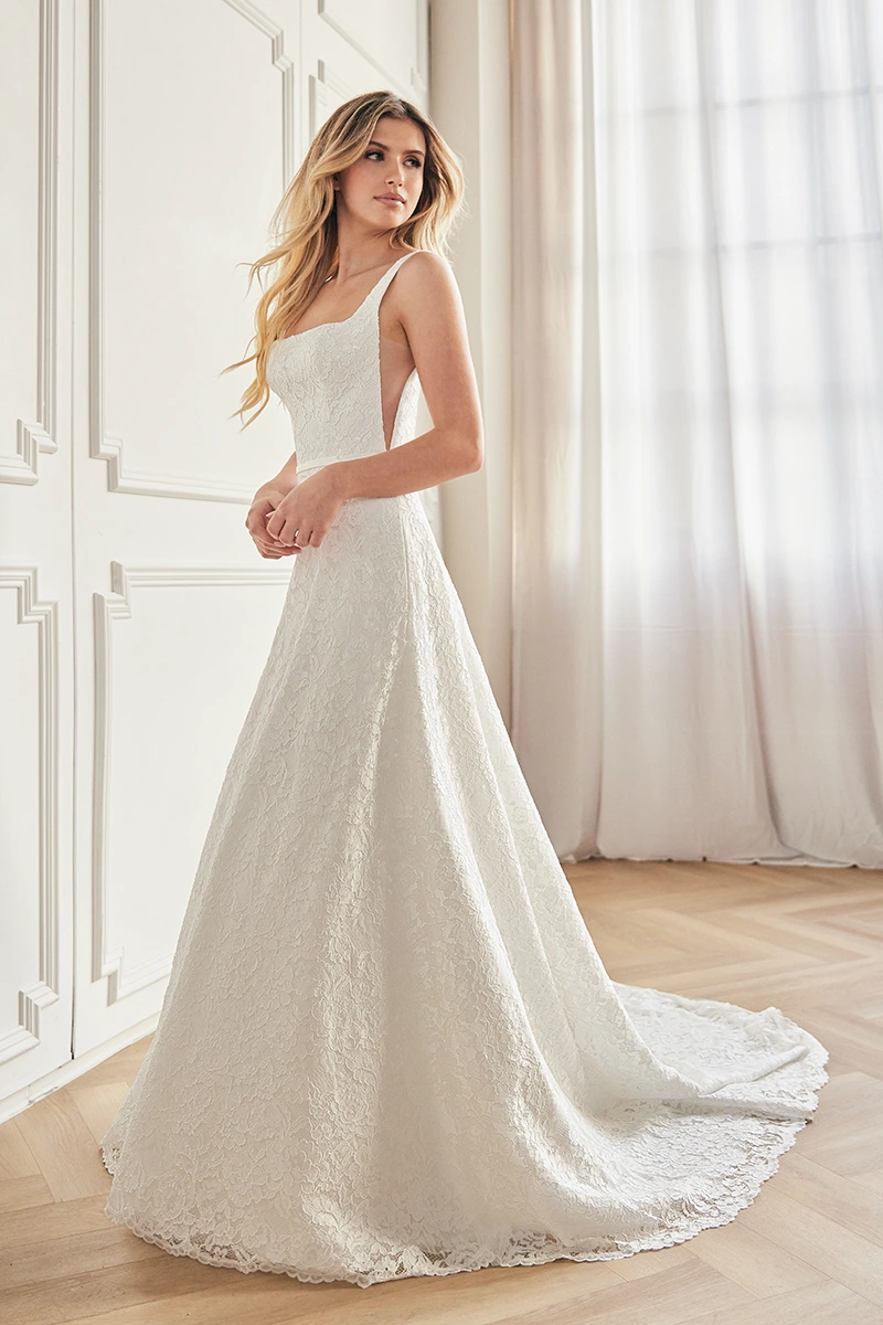 Sleeveless A-line wedding dress with lace, a square neckline, low side cut and a chapel train, for a classic bridal look.