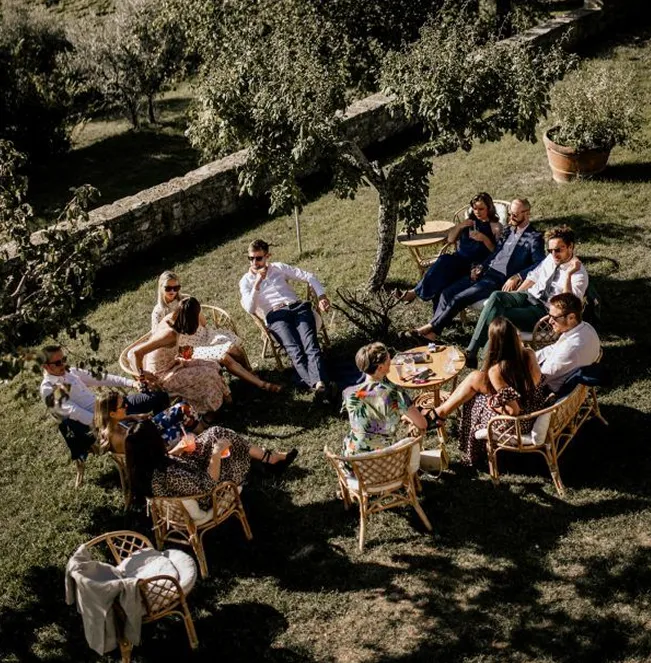 Groupe en discussion lors d’un séminaire en extérieur