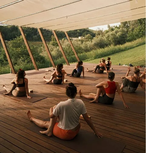 Séance de yoga en groupe lors d’un séminaire nature