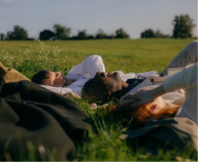 Personnes allongées dans l’herbe, moment de pause dans un paysage naturel