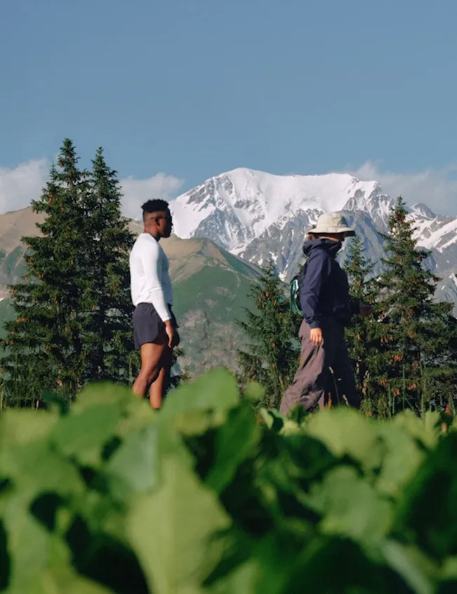 Expérience en montagne face à des sommets enneigés, atmosphère apaisante