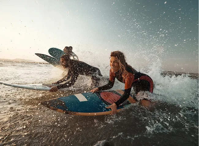 Surfeurs dans les vagues de l’océan Atlantique