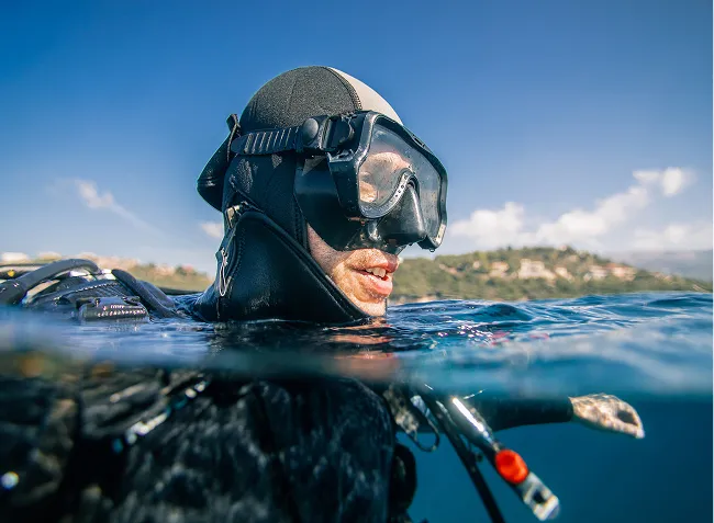 Plongeur à la surface de la mer en observation