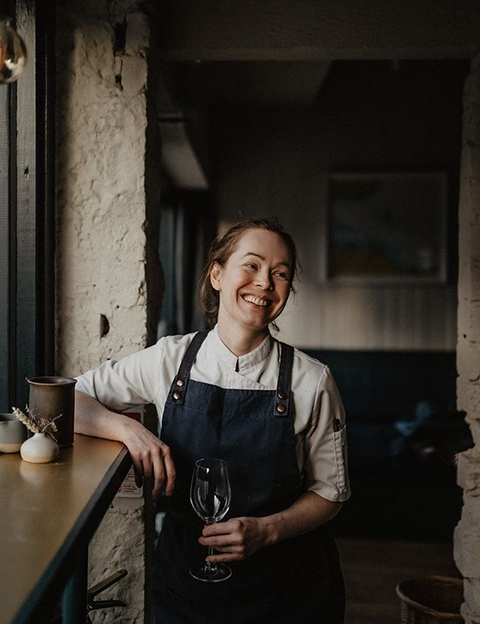 La brigade du goût chez Bonjour Sauvage, tablier et verre à la main