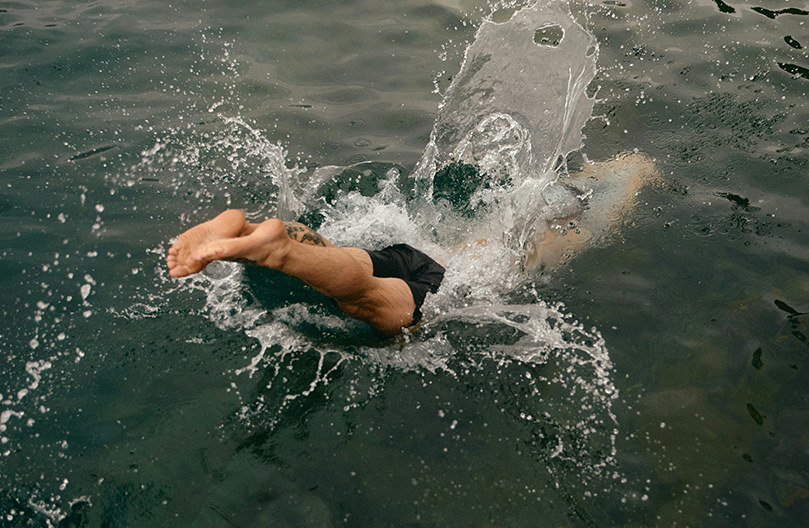Un plongeon dans une eau naturelle en extérieur