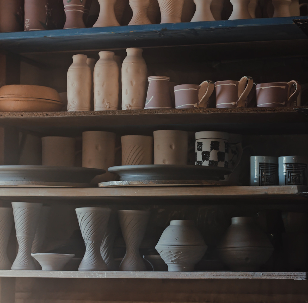 Poteries artisanales dans un atelier de céramique