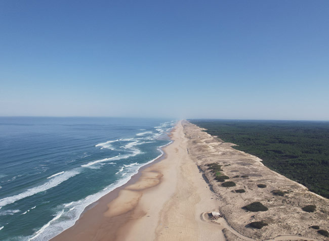 Plage sauvage des Landes en bord de l’océan Atlantique