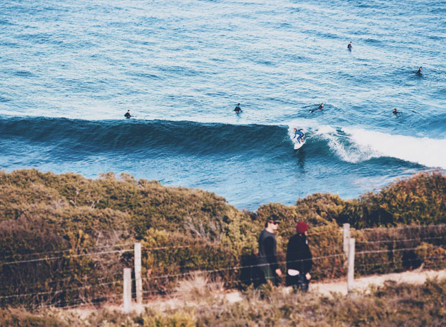 Sentier du littoral du Pays basque avec vue sur l’océan Atlantique et surfeur