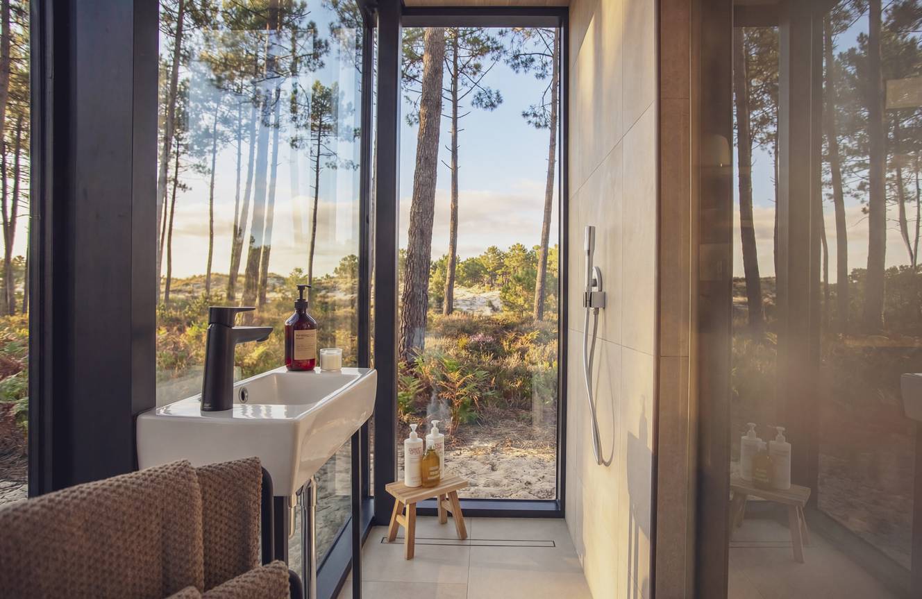 Blick auf die Terrasse des Miroir Ööd, komfortables Glamping in Seignosse