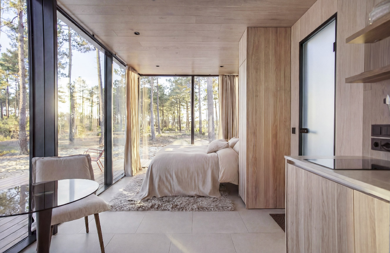 Bright interior of the Miroir Ööd, a design cabin in nature in the Landes