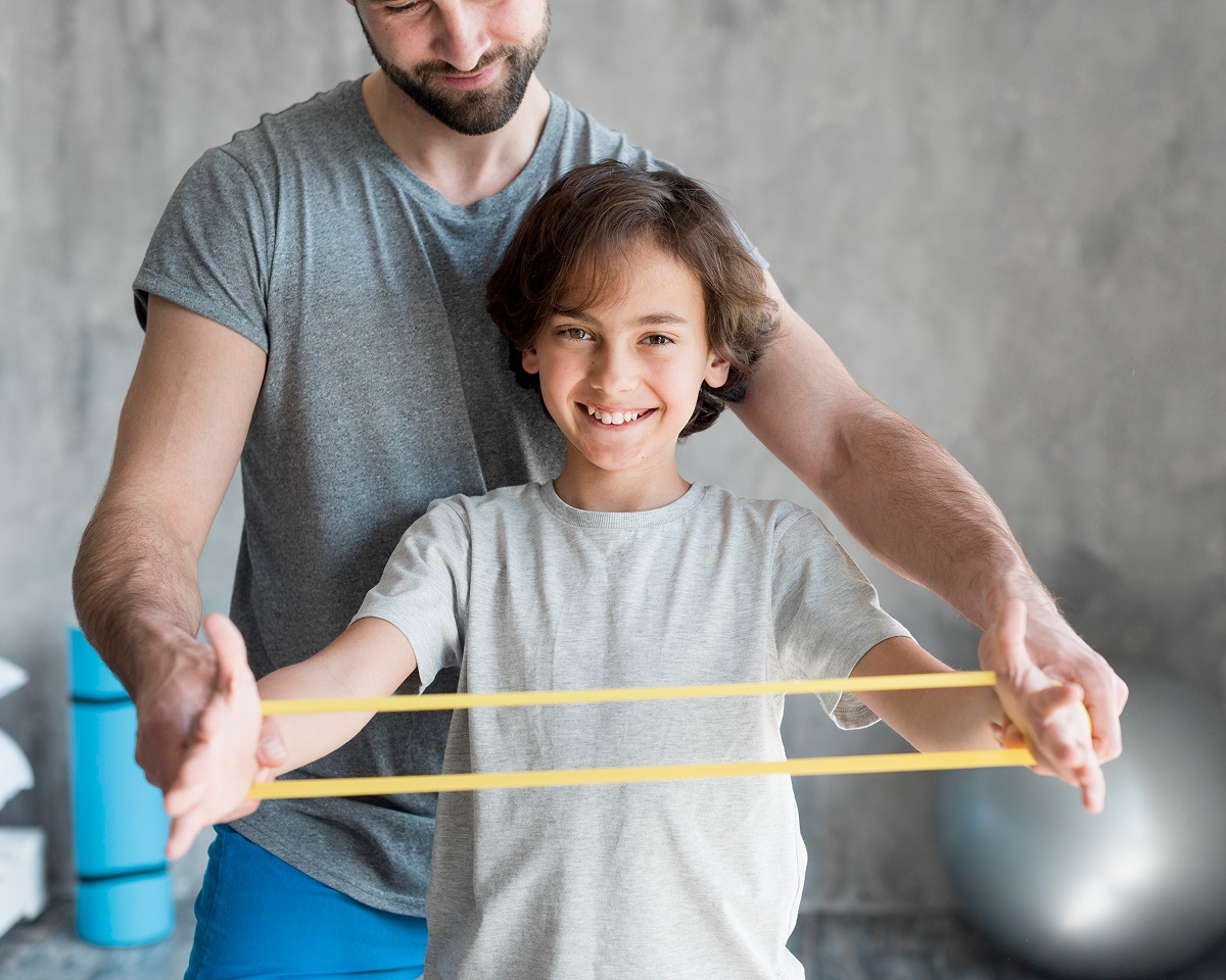 Niño en una sesión de terapia física