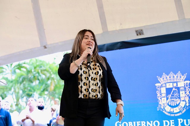 Ciary Pérez Peña on the platform speaking to the employees of the Department of Housing.