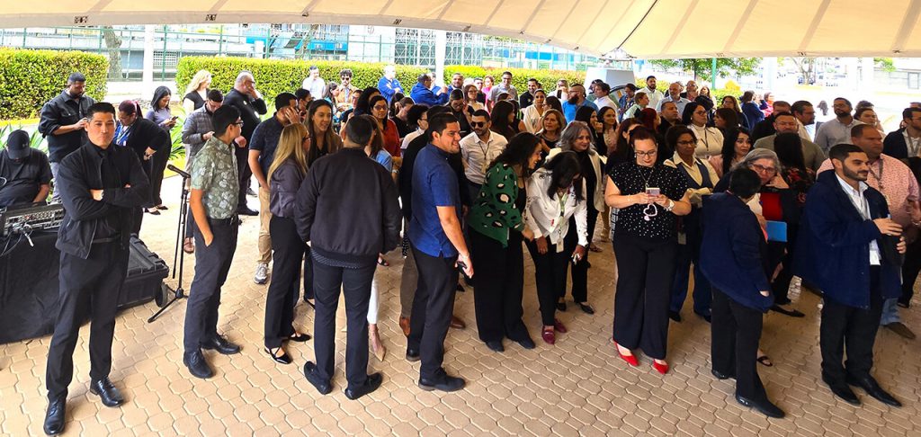 Designada secretaria del Departamento de la Vivienda es recibida por empleados de la agencia Foto 5