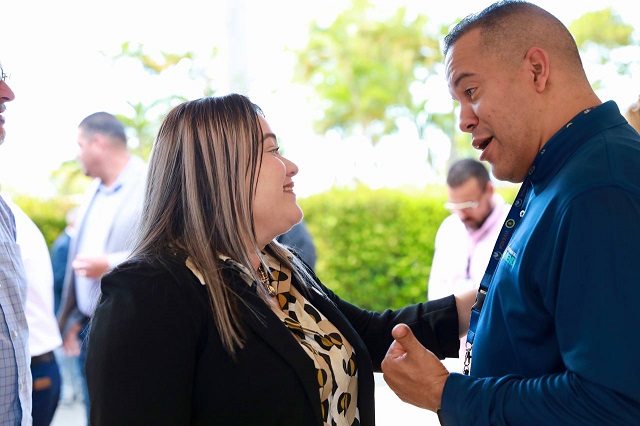 Designada secretaria del Departamento de la Vivienda es recibida por empleados de la agencia Foto 3