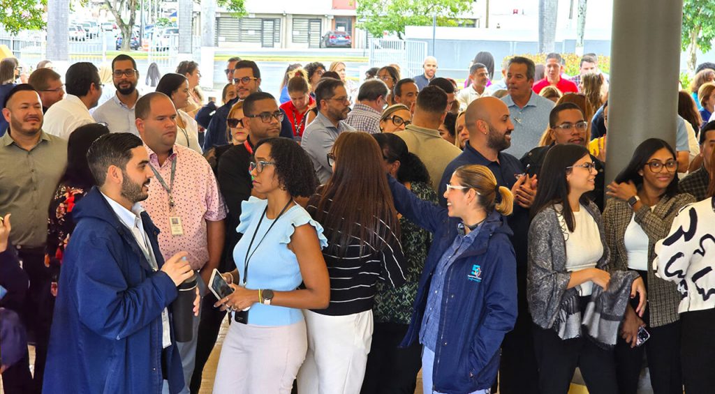 Designada secretaria del Departamento de la Vivienda es recibida por empleados de la agencia Foto 4