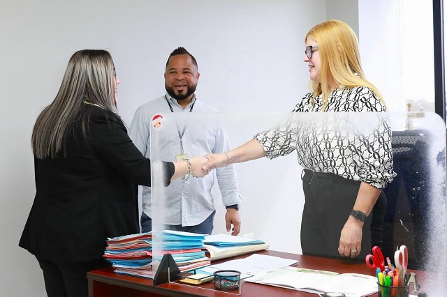 Designada secretaria del Departamento de la Vivienda es recibida por empleados de la agencia Foto 2
