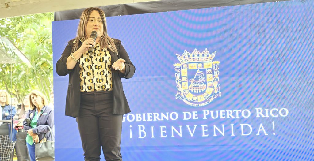 Designada secretaria del Departamento de la Vivienda es recibida por empleados de la agencia Foto 7
