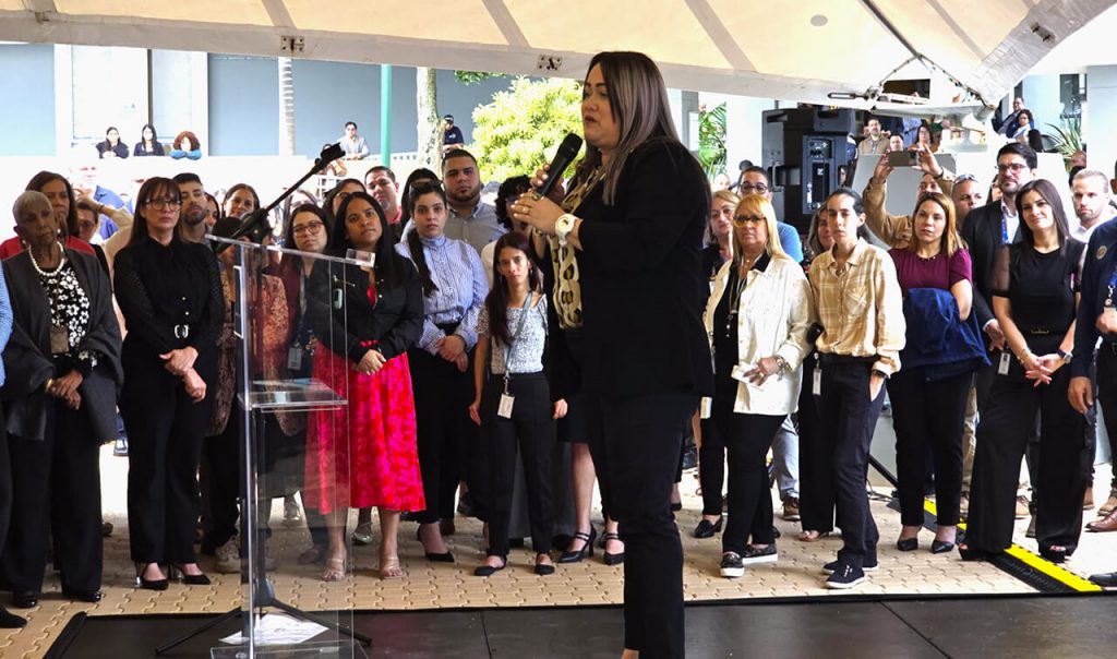 Designada secretaria del Departamento de la Vivienda es recibida por empleados de la agencia Foto 8