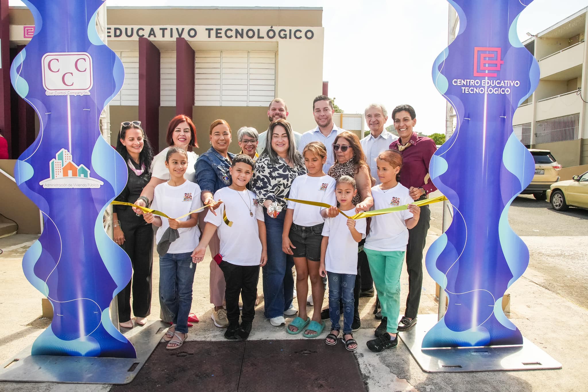 Housing Secretary Ciary Pérez Peña cutting the ribbon to inaugurate the Technological Education Center in Vega Alta.