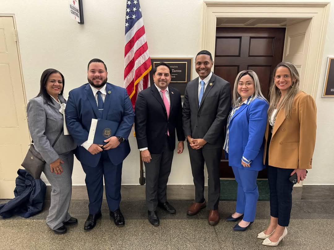 Ciary Pérez Peña with congressmen, senators and high-ranking federal officials.