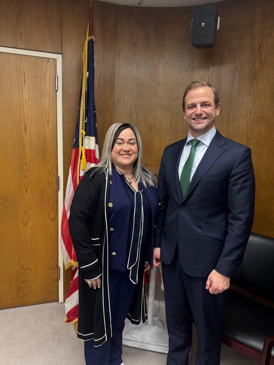 Ciary Pérez Peña junto al congresista Ben Hobbs.