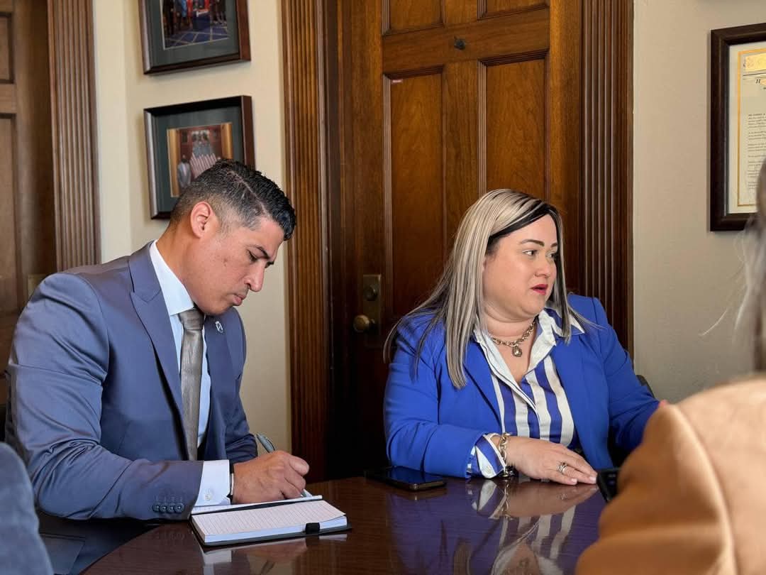 Ciary Pérez Peña reunida.
