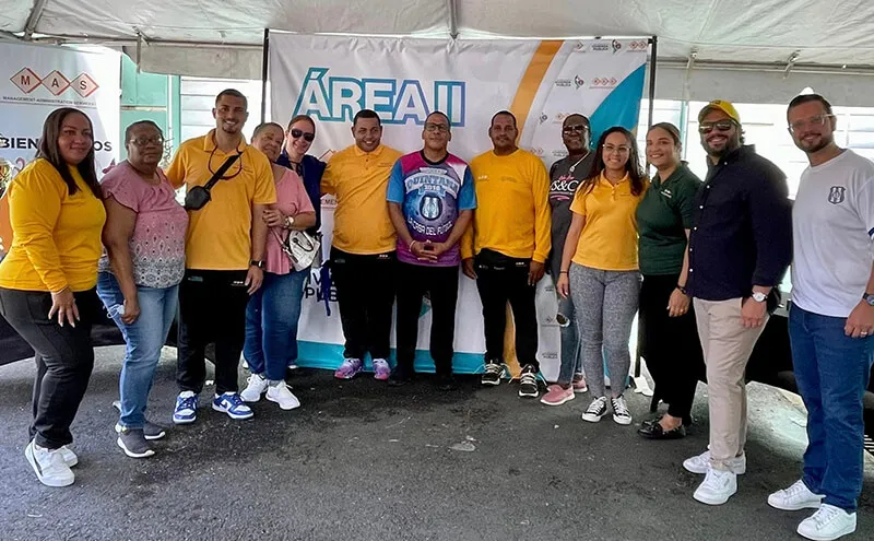 Residents of Quintana Roo with Housing Department Secretary William Rodríguez.