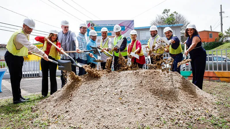 Pedro R. Pierluisi, William Rodríguez Rodríguez y 9 personas con palas.