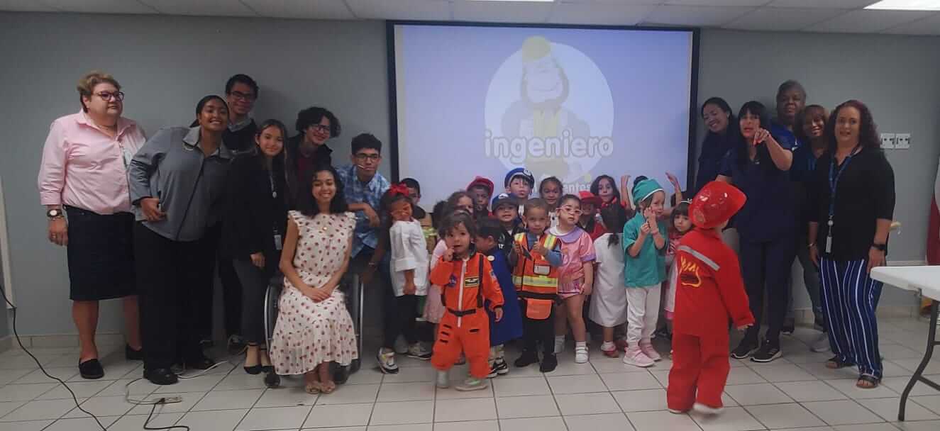 Maestros y 24 niños sonriendo.