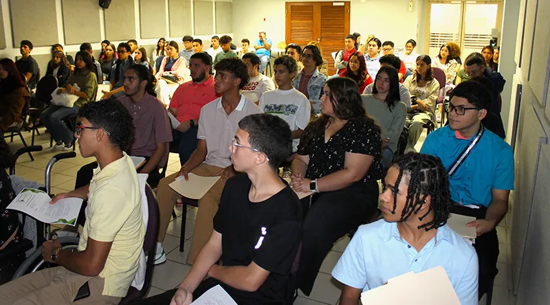 Jóvenes atentos a charla de Autoestima.