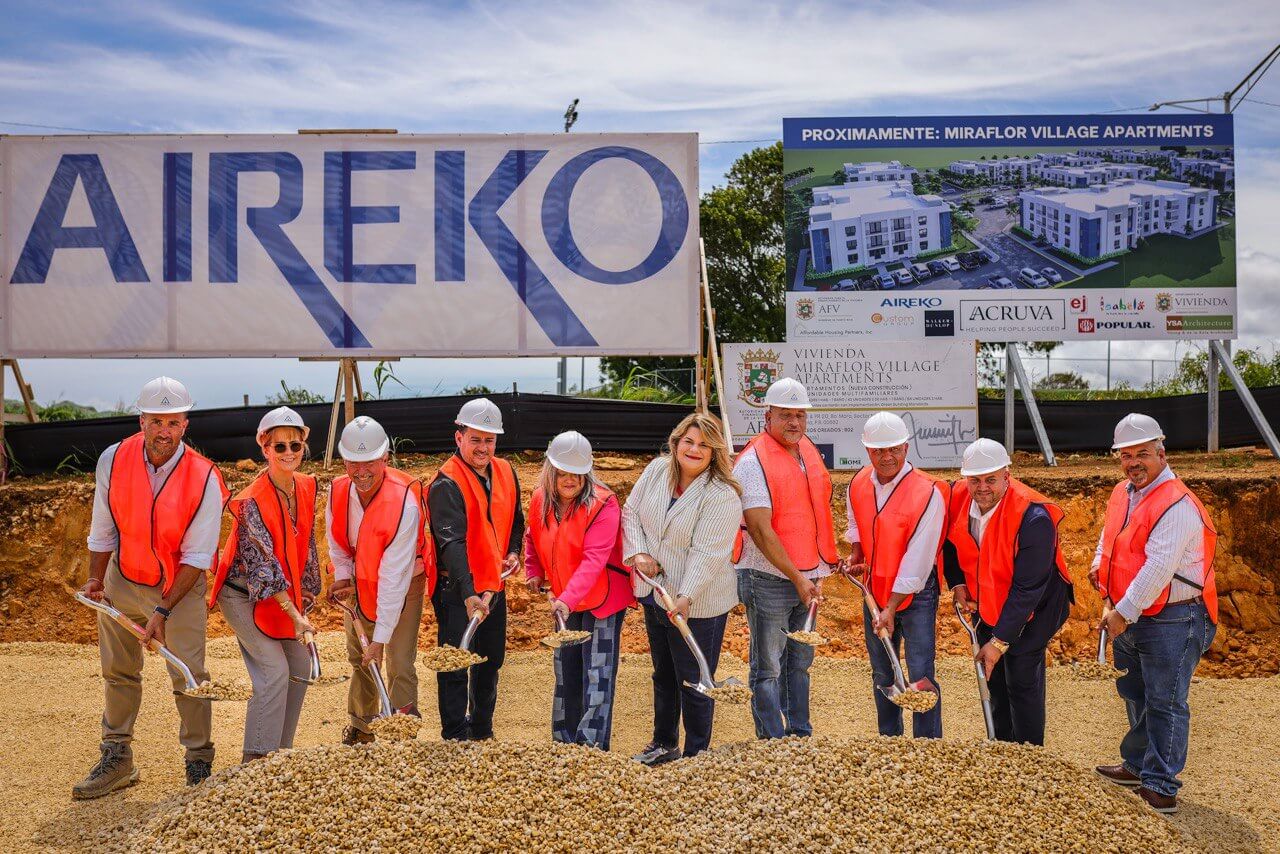 Governor Jenniffer González Colón, along with part of the construction team, laying the first stones with shovels.