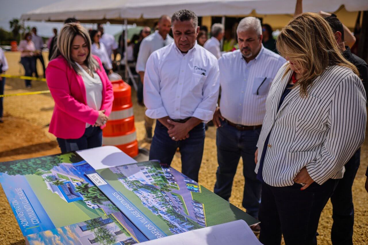 Gobernadora anuncia comienzo de construcción de vivienda para personas de ingresos bajos y moderados en Isabela Foto 6