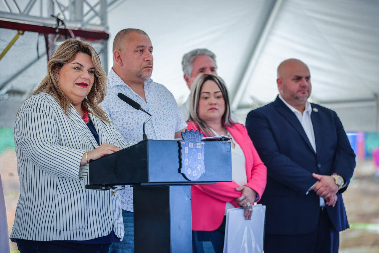Gobernadora anuncia comienzo de construcción de vivienda para personas de ingresos bajos y moderados en Isabela Foto 7