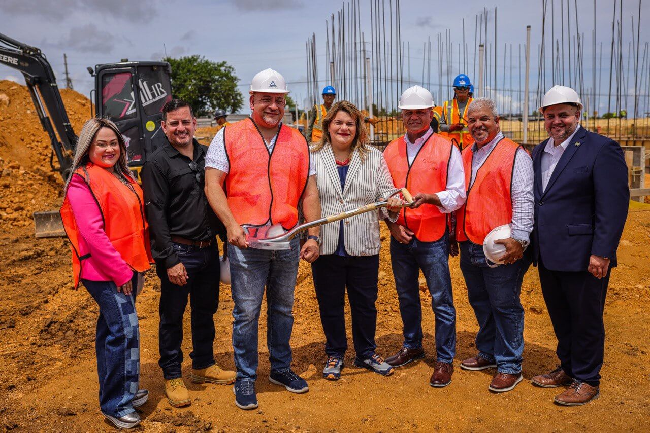 Gobernadora anuncia comienzo de construcción de vivienda para personas de ingresos bajos y moderados en Isabela Foto 8