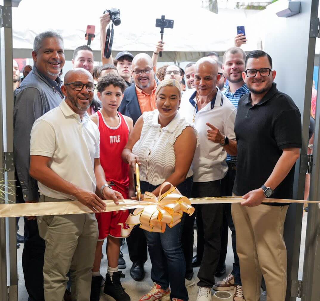 Omar Figueroa, Public Housing Administration (AVP), María Vega, and Félix “Tito” Trinidad inaugurating the municipal gymnasium.