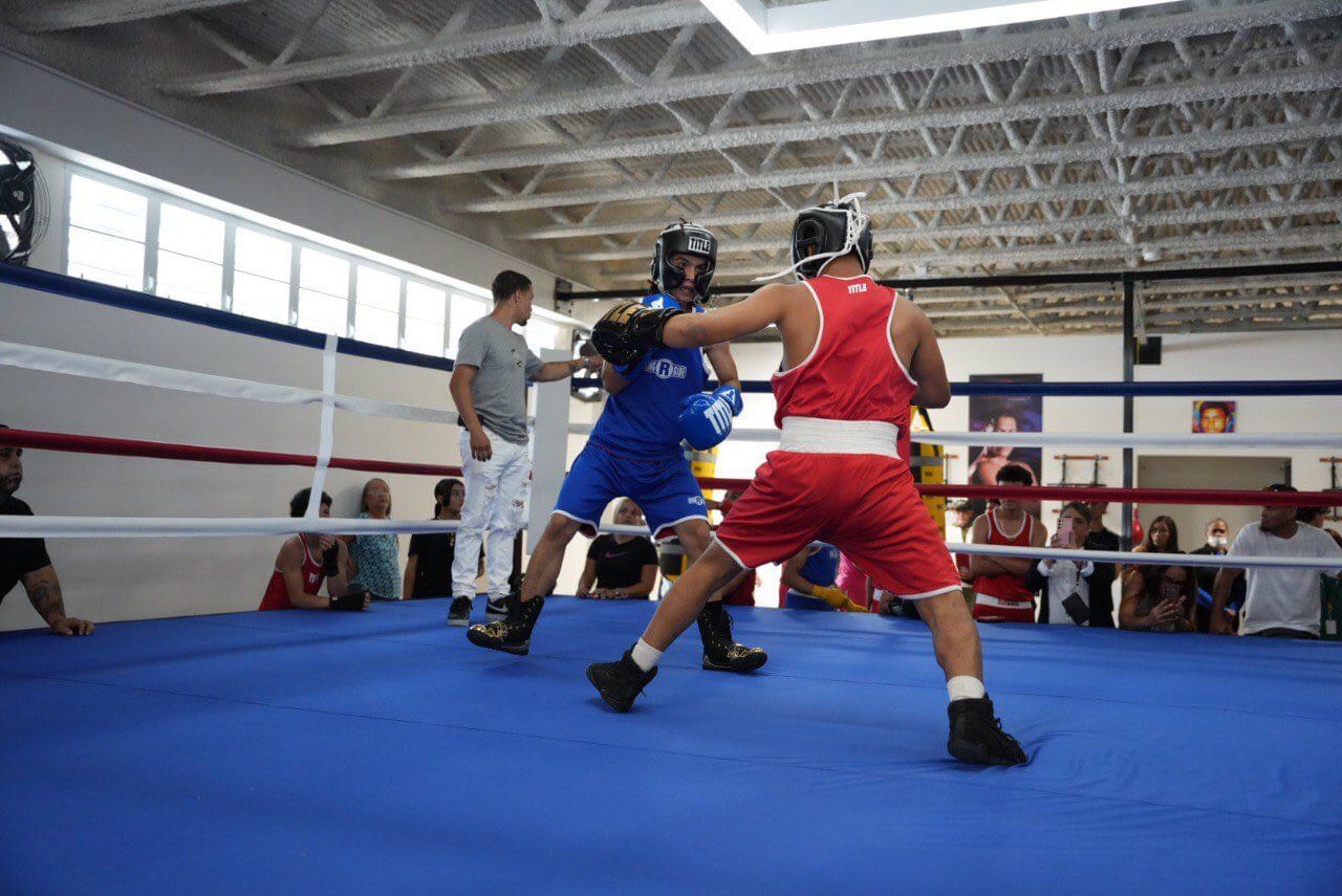 Dos boxeadores peleando.