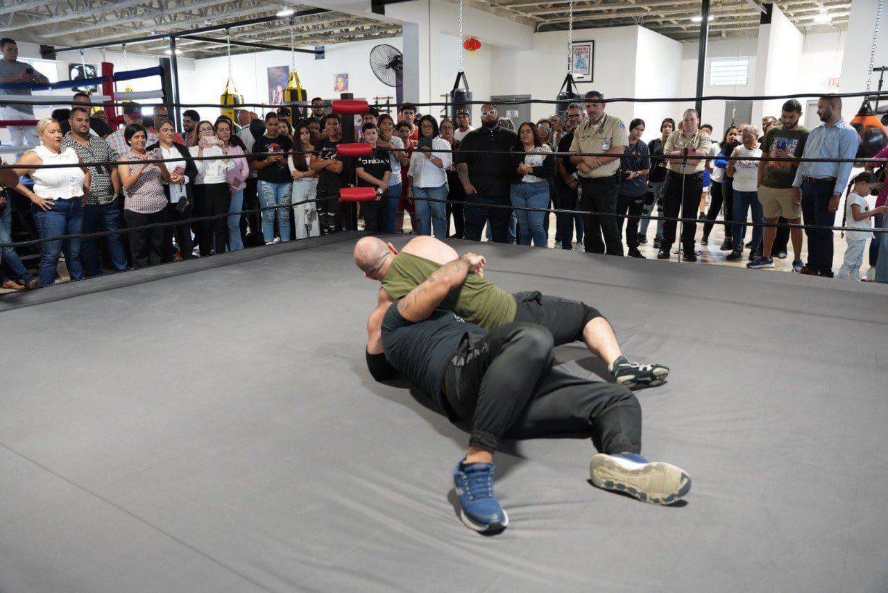 Dos personas peleandop en el ring.