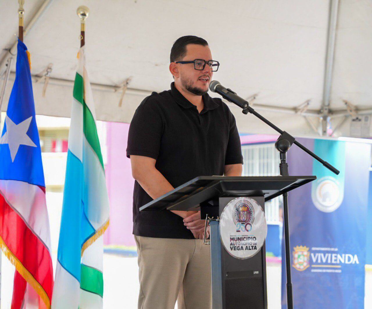 Omar Figueroa hablando en la tarima.