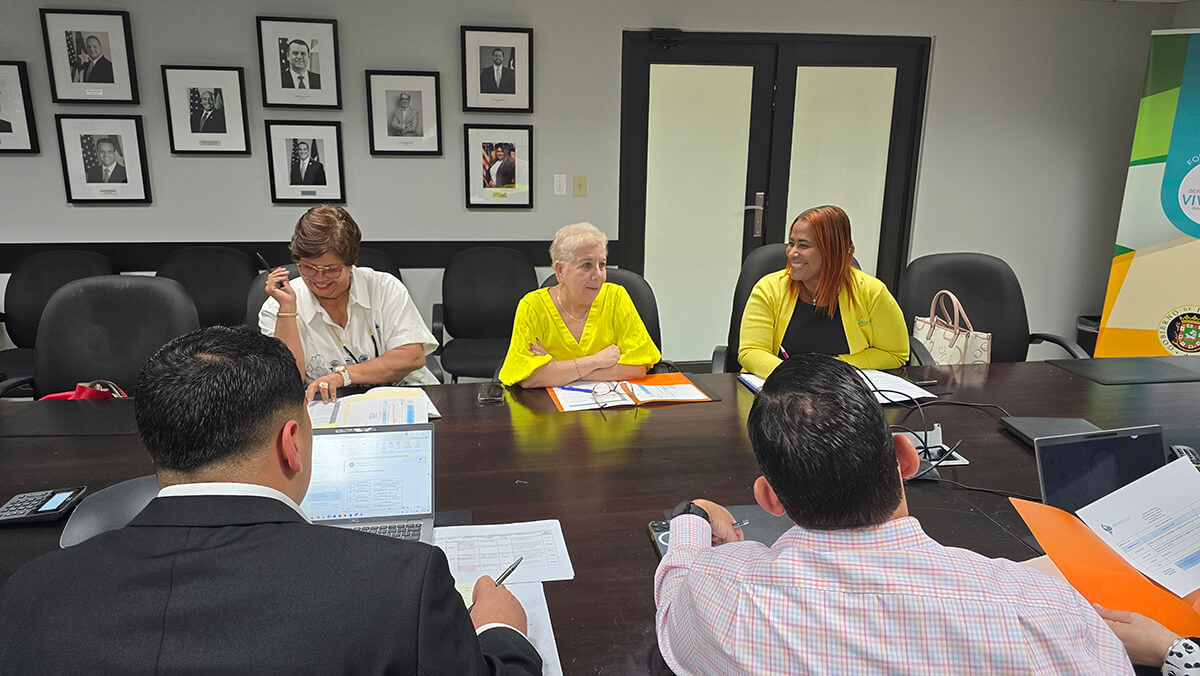 Subsecretario del Departamento de la Vivienda se Reúne con Alcaldesa de Loíza Foto 2