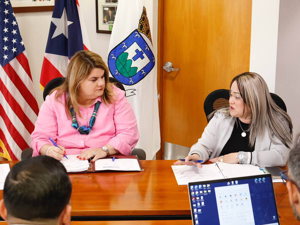 Photo of Governor Jenniffer González Colón and Secretary of the Department of Housing Ciary Pérez Peña.
