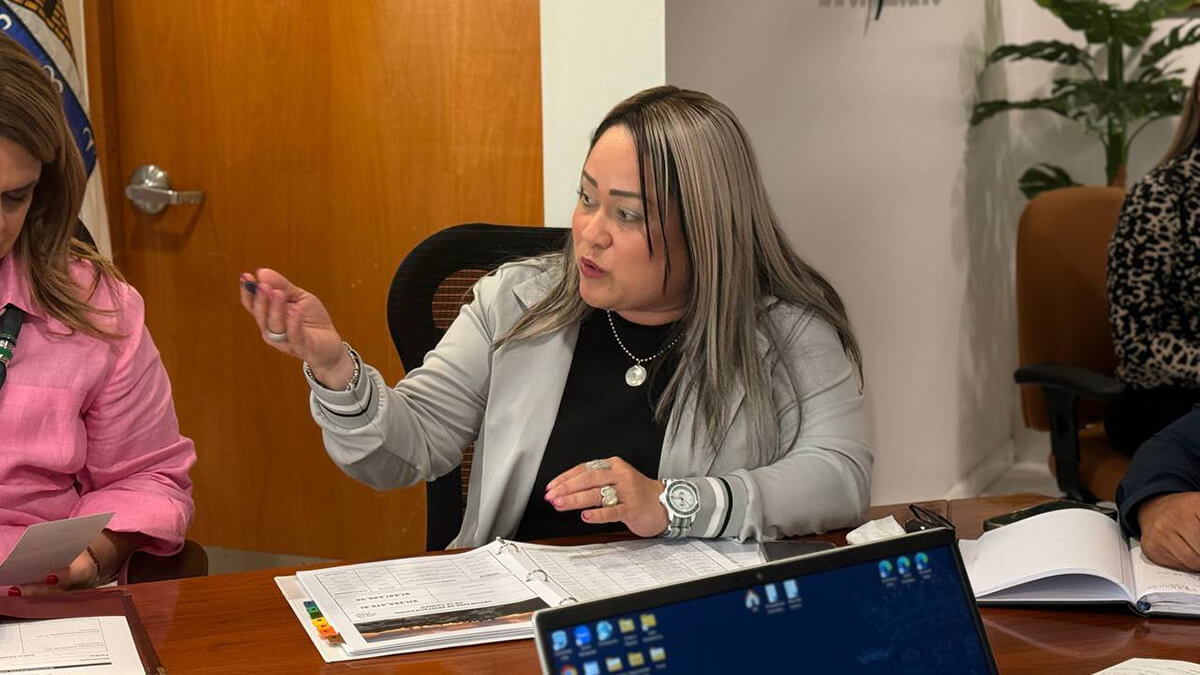 Ciary Pérez Peña haciendo gestos con las manos mientras habla.