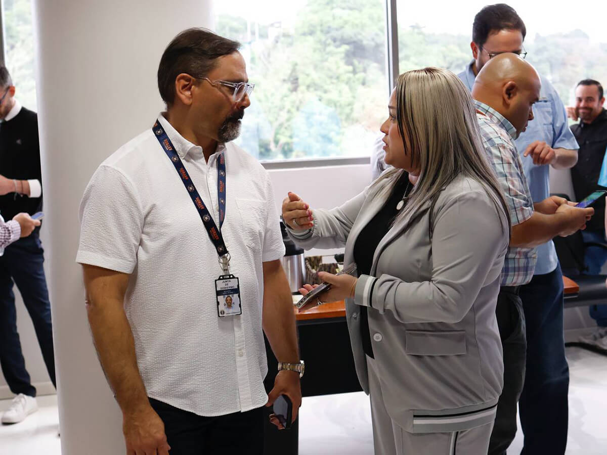 Ciary Pérez Peña hablando con un funcionario.