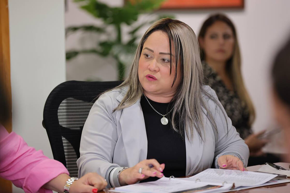 Ciary Pérez Peña atendiendo lo que dice la gobernadora.